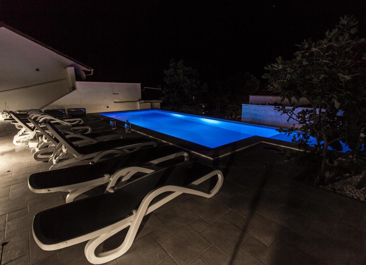 Beachfront Apartments Anita With Pool Karlobag Bagian luar foto