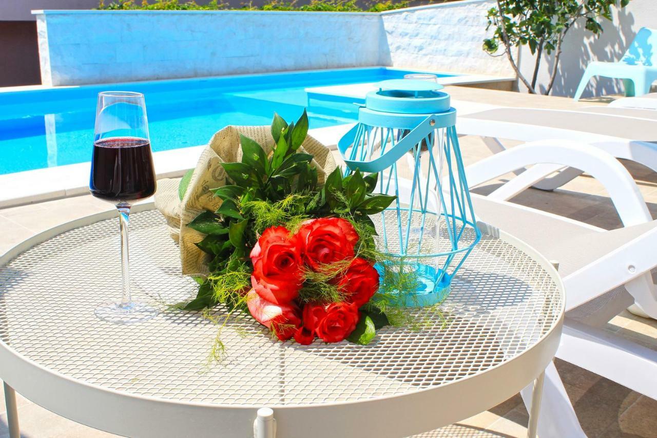 Beachfront Apartments Anita With Pool Karlobag Bagian luar foto