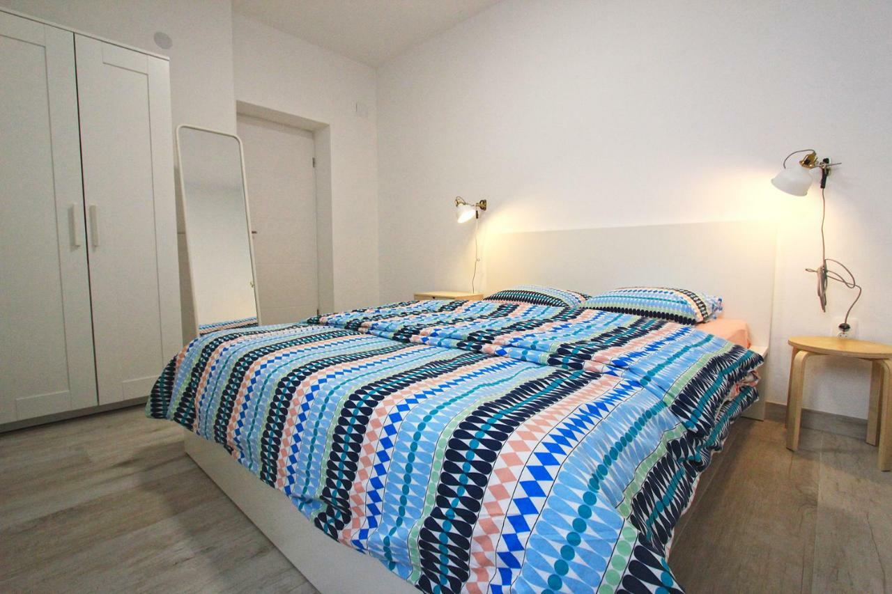 Beachfront Apartments Anita With Pool Karlobag Bagian luar foto