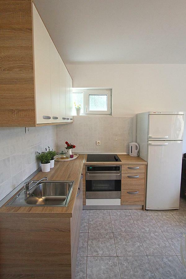 Beachfront Apartments Anita With Pool Karlobag Bagian luar foto